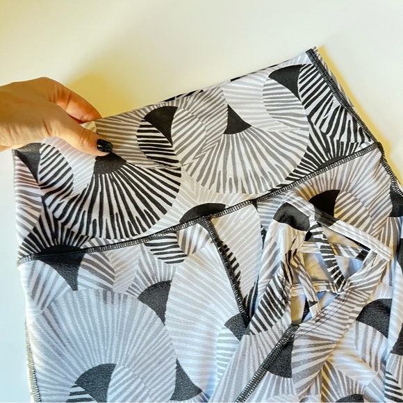 🩷AERIE HIGH WAISTED BLACK WHITE PATTERNED LEGGINGS CUT OUT 7/8 SIZE SMALL - Picture 3 of 10